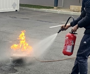 EXTINCTEURS EAU OU CO2 : UNE FORMATION POUR APPRENDRE À CHOISIR